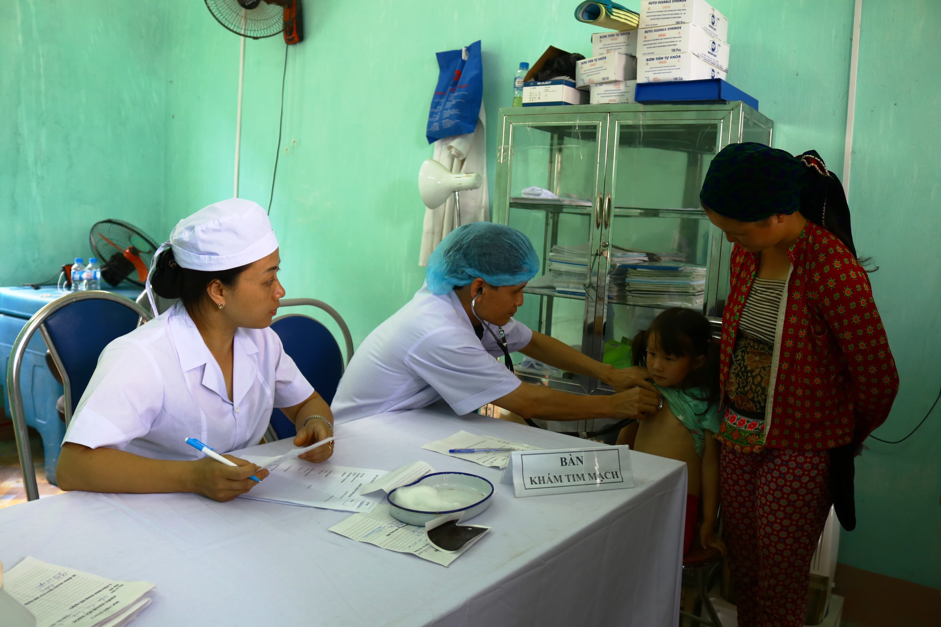 Học viện Quân y khám bệnh, cấp thuốc cho các gia đình chính sách tại Hà Giang