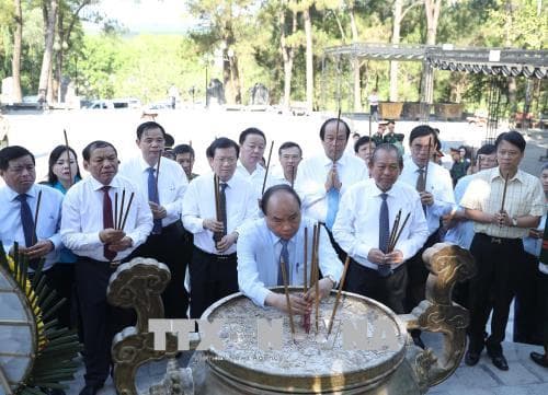 Lãnh đạo Chính phủ dâng hương tại Nghĩa trang Liệt sĩ Quốc gia Trường Sơn