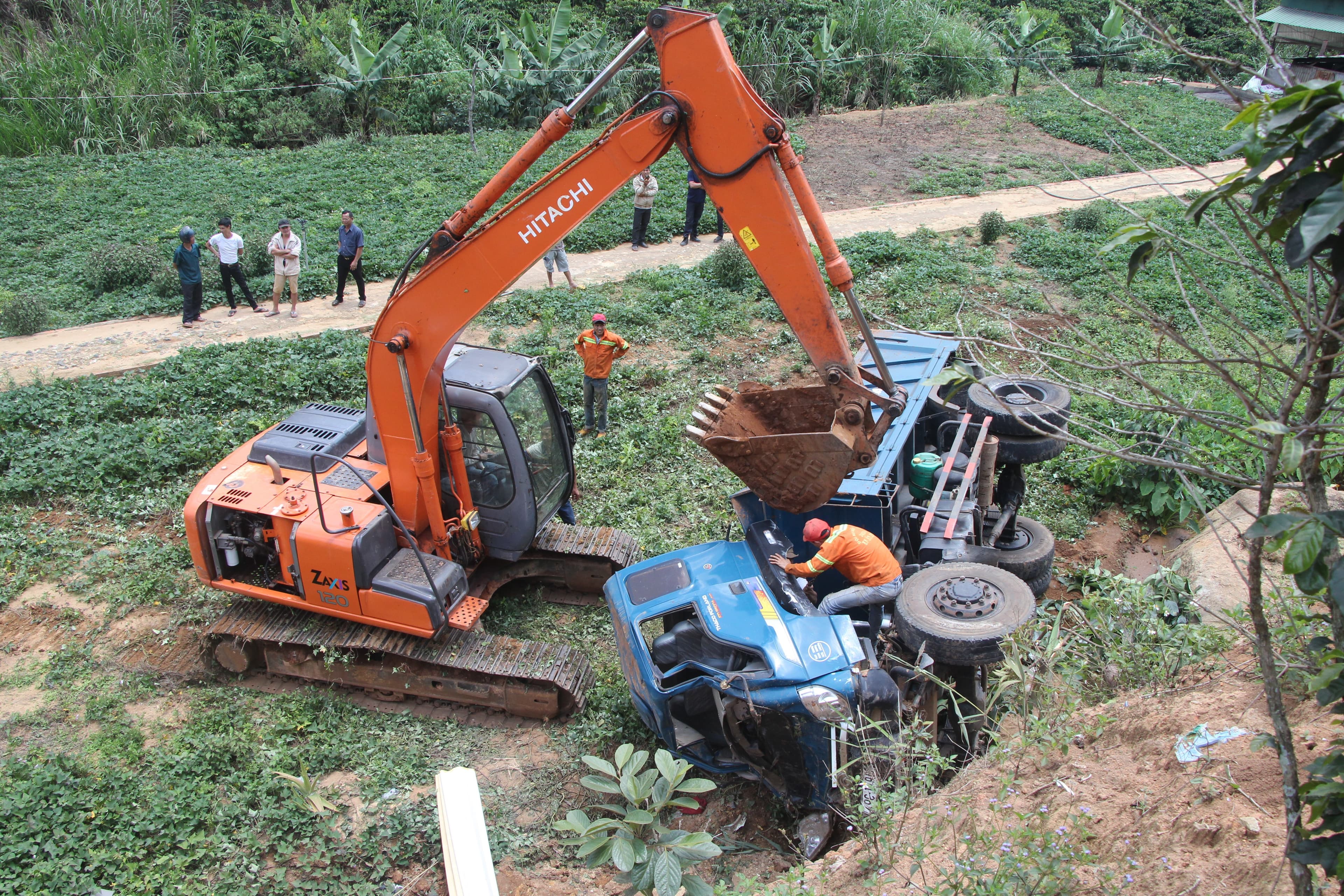 Xe tải rơi xuống vực sâu, lái xe bị thương nặng