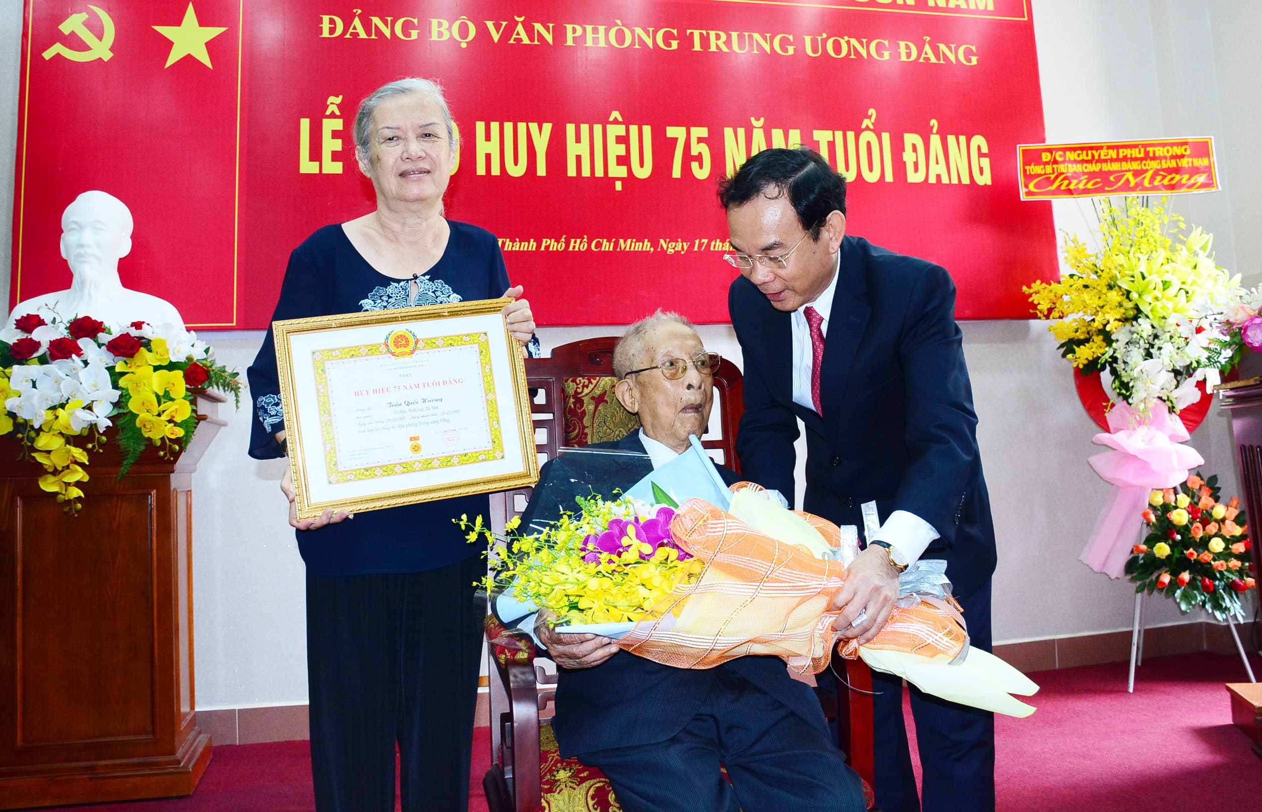 Trao Huy hiệu 75 năm tuổi Đảng tặng đồng chí Trần Quốc Hương