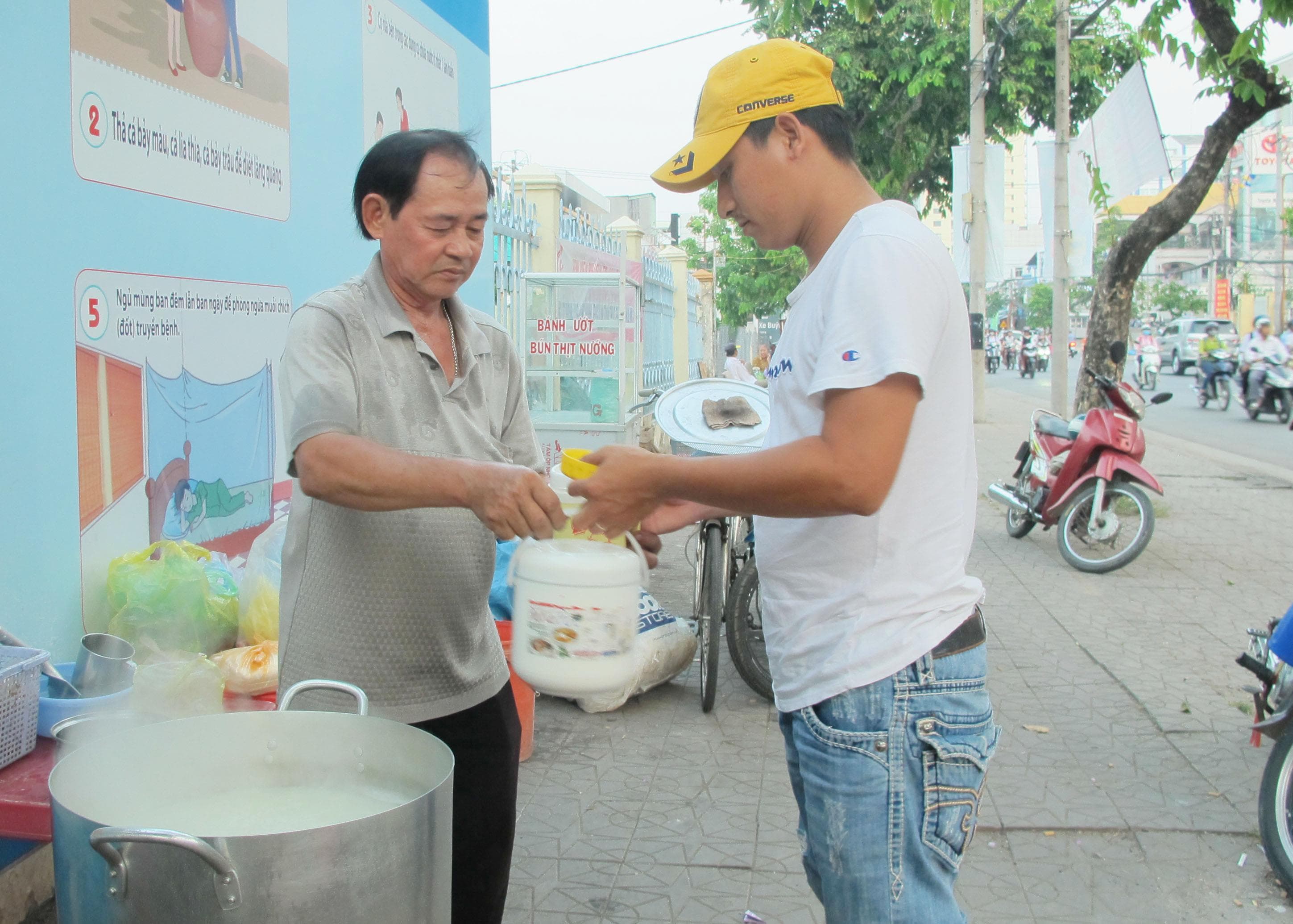 Nồi cháo trắng miễn phí của ông Sơn