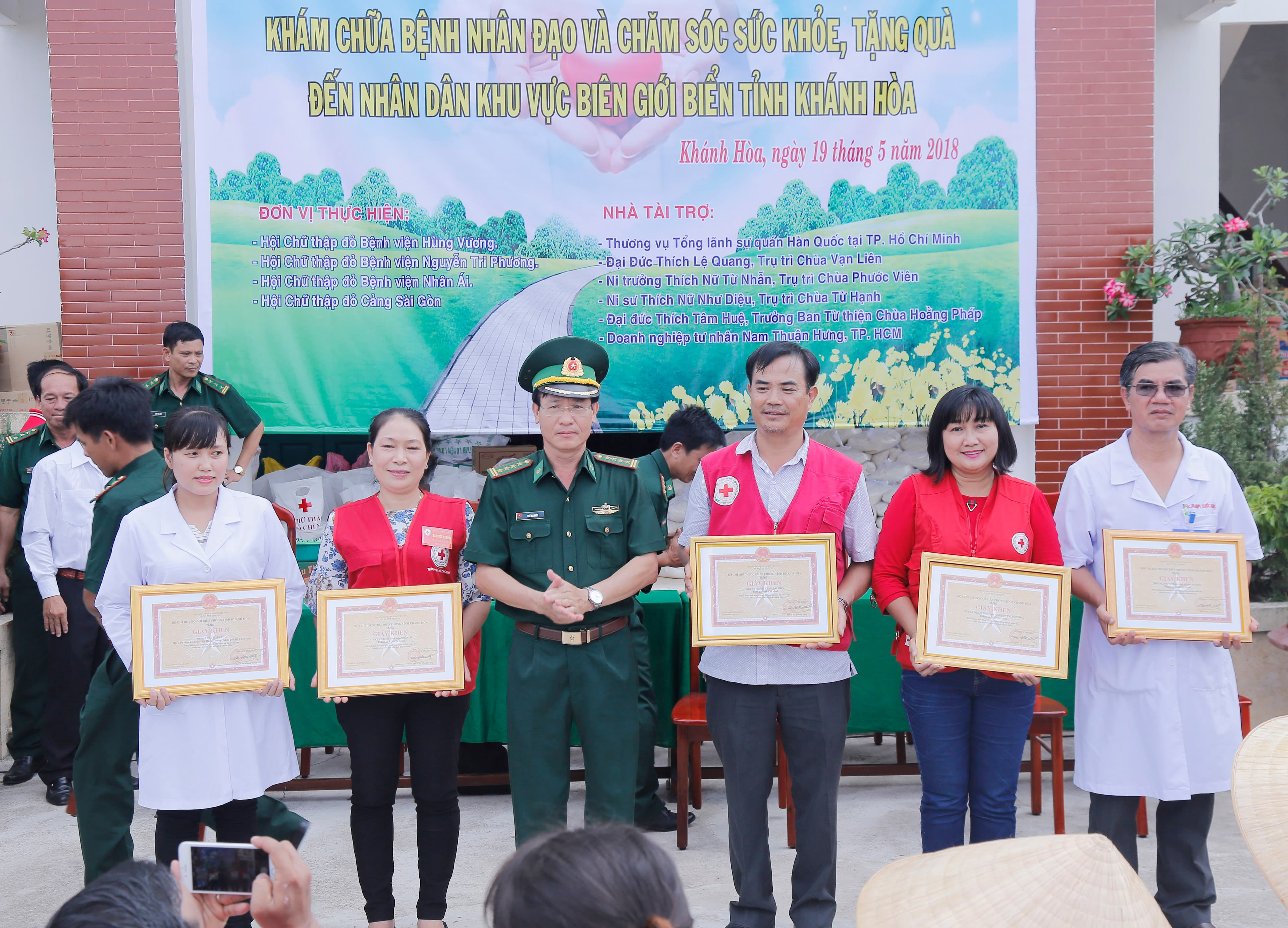 Hơn 900 triệu đồng đến với cán bộ, chiến sĩ và người dân nghèo ở Khánh Hòa