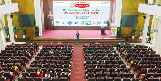 Trao tặng 90 suất học bổng cho sinh viên vượt khó