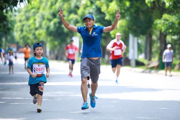 Vừa chạy bộ, vừa... nhặt rác