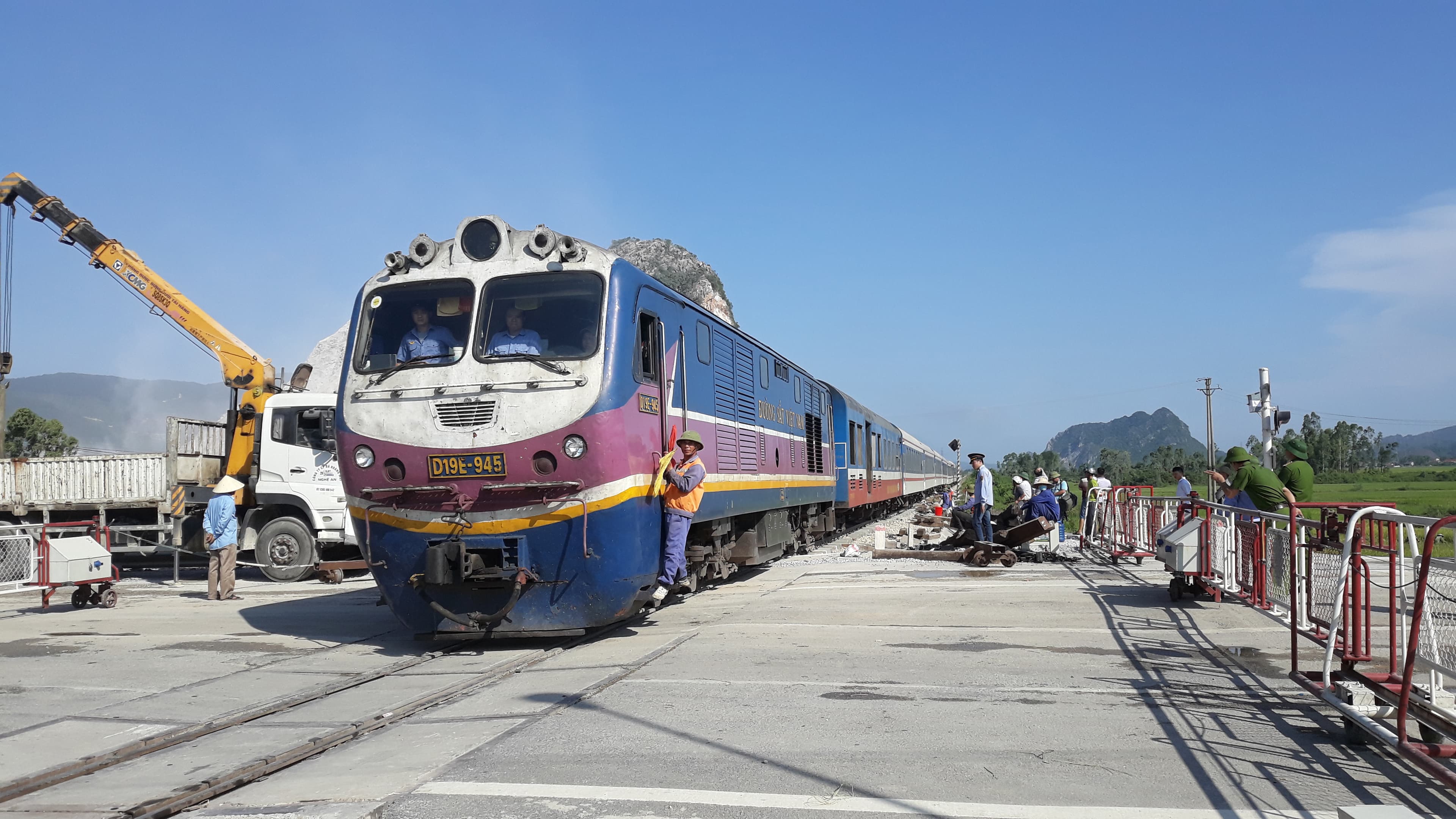 Thông tuyến đường sắt Bắc-Nam sau tai nạn tại Thanh Hóa