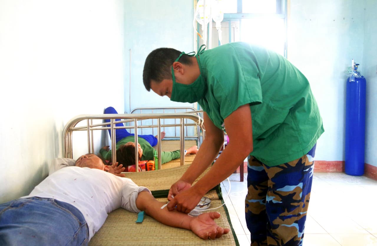 Bệnh xá đảo Sơn Ca kịp thời cấp cứu ngư dân bị sốt cao