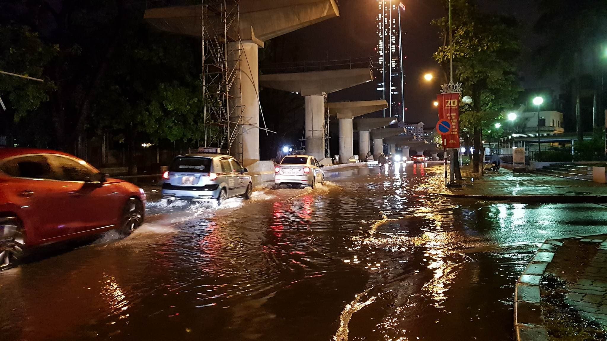 Nhiều tuyến phố ở Hà Nội ngập sâu sau mưa lớn