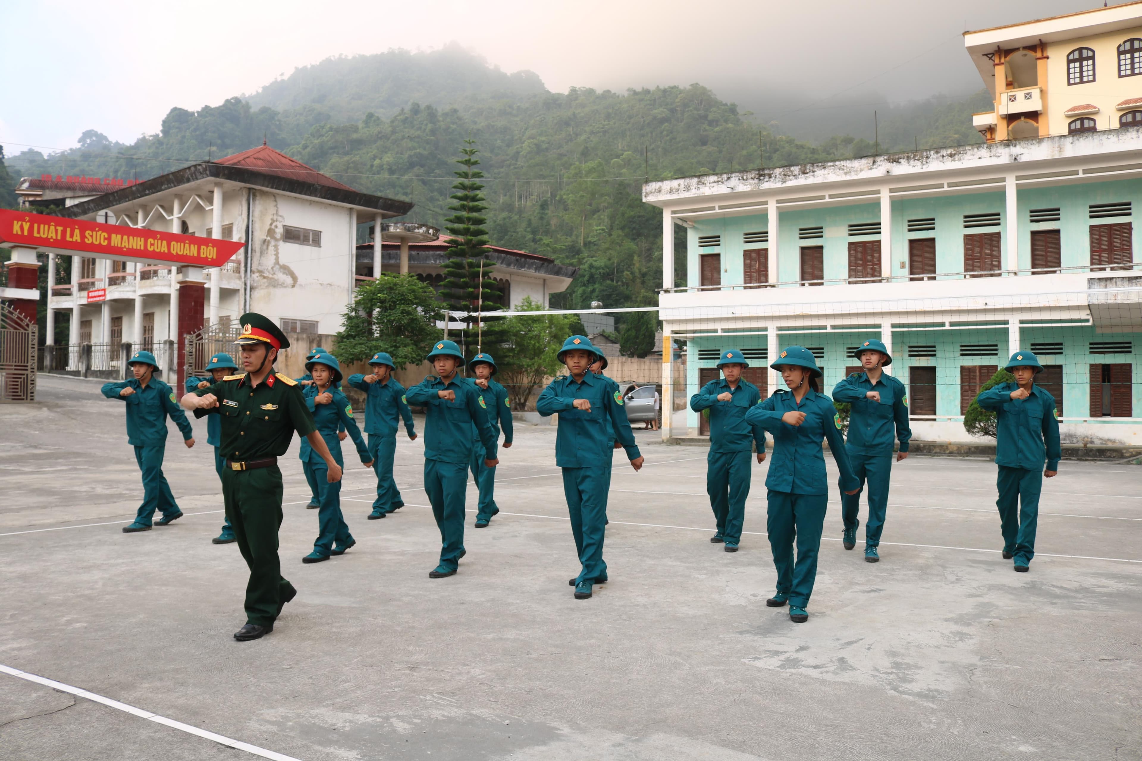 Xây dựng dân quân mạnh ở Quản Bạ