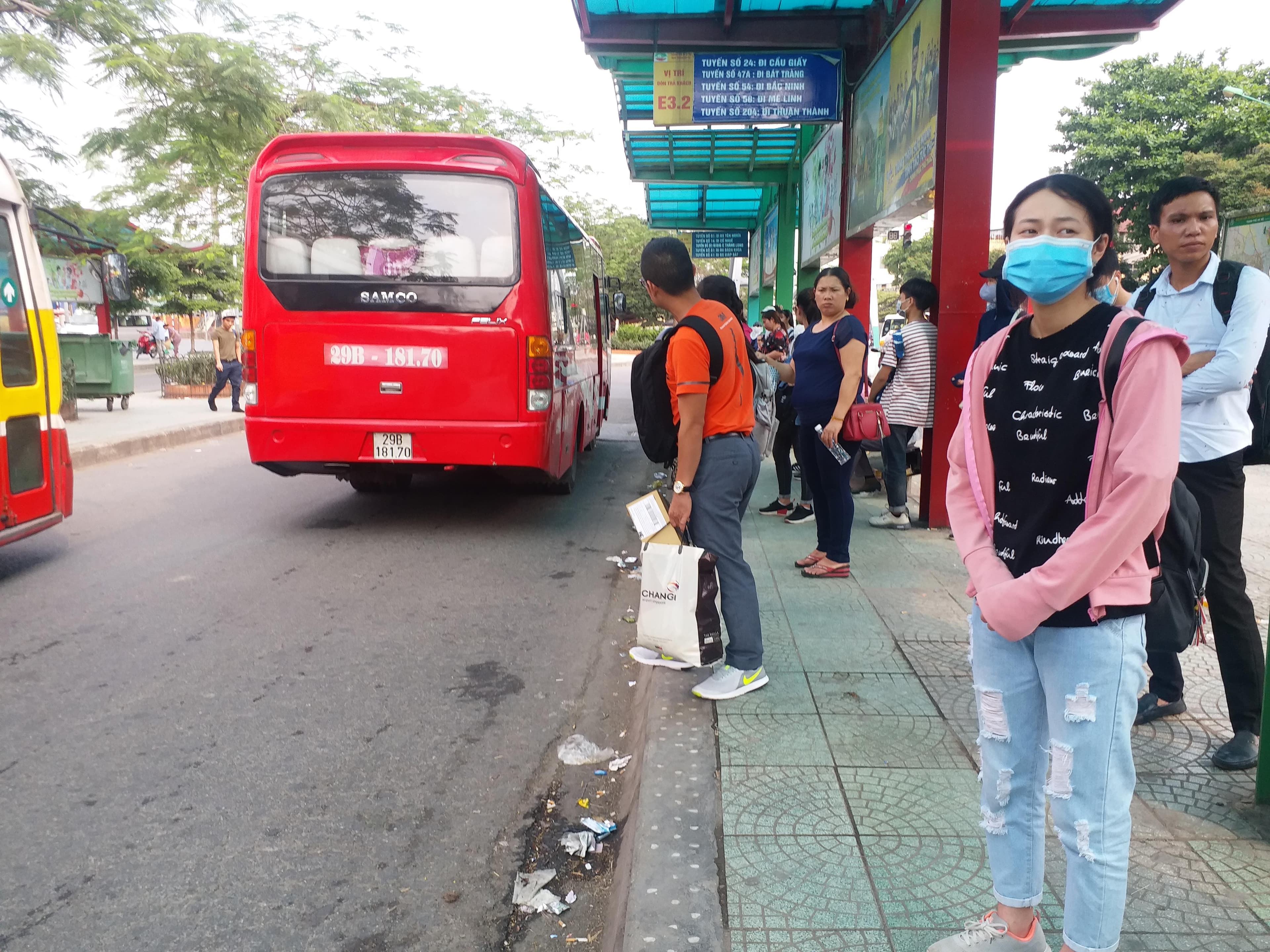 “Xe dù” ngang nhiên bắt khách ở điểm trung chuyển Long Biên