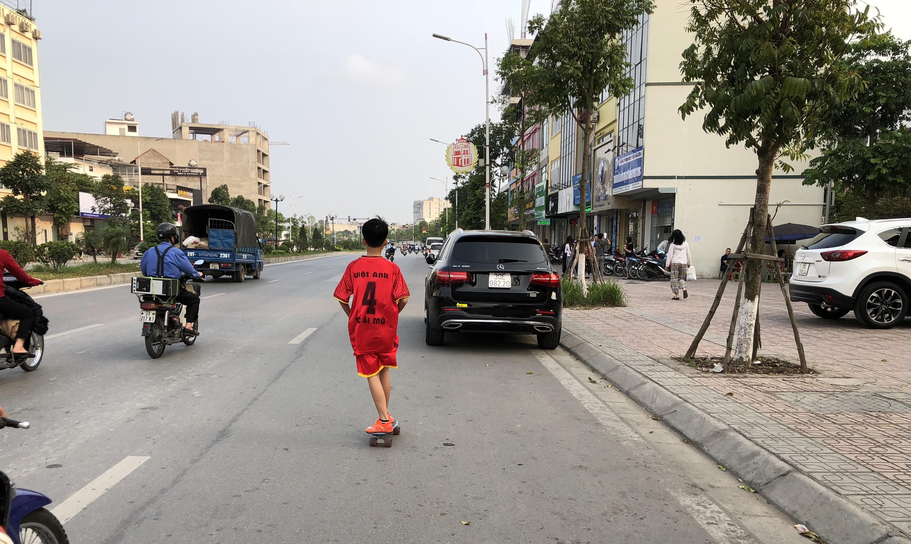 Nguy hiểm khi chơi patin, ván trượt trên đường