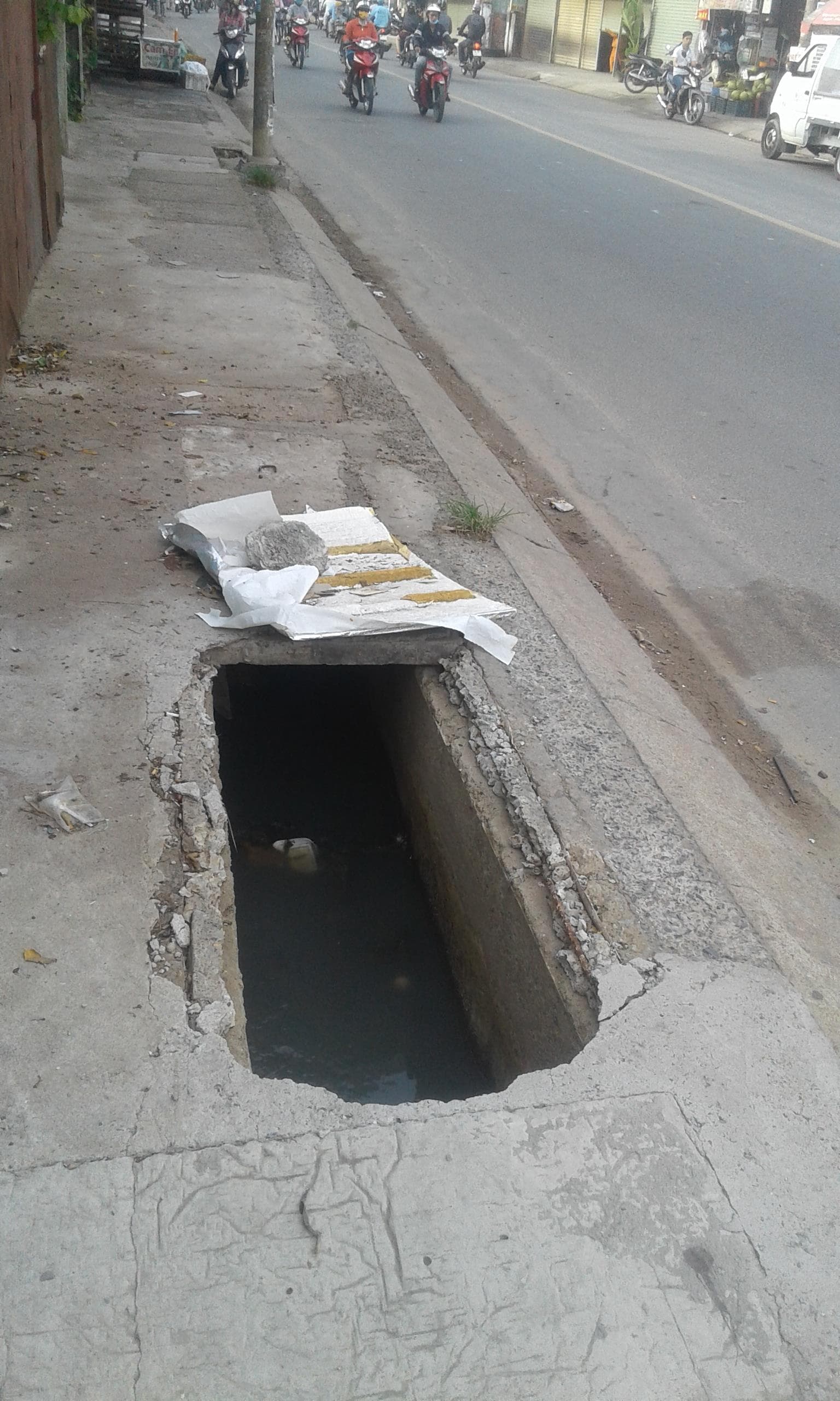 Những "cái bẫy” trên vỉa hè