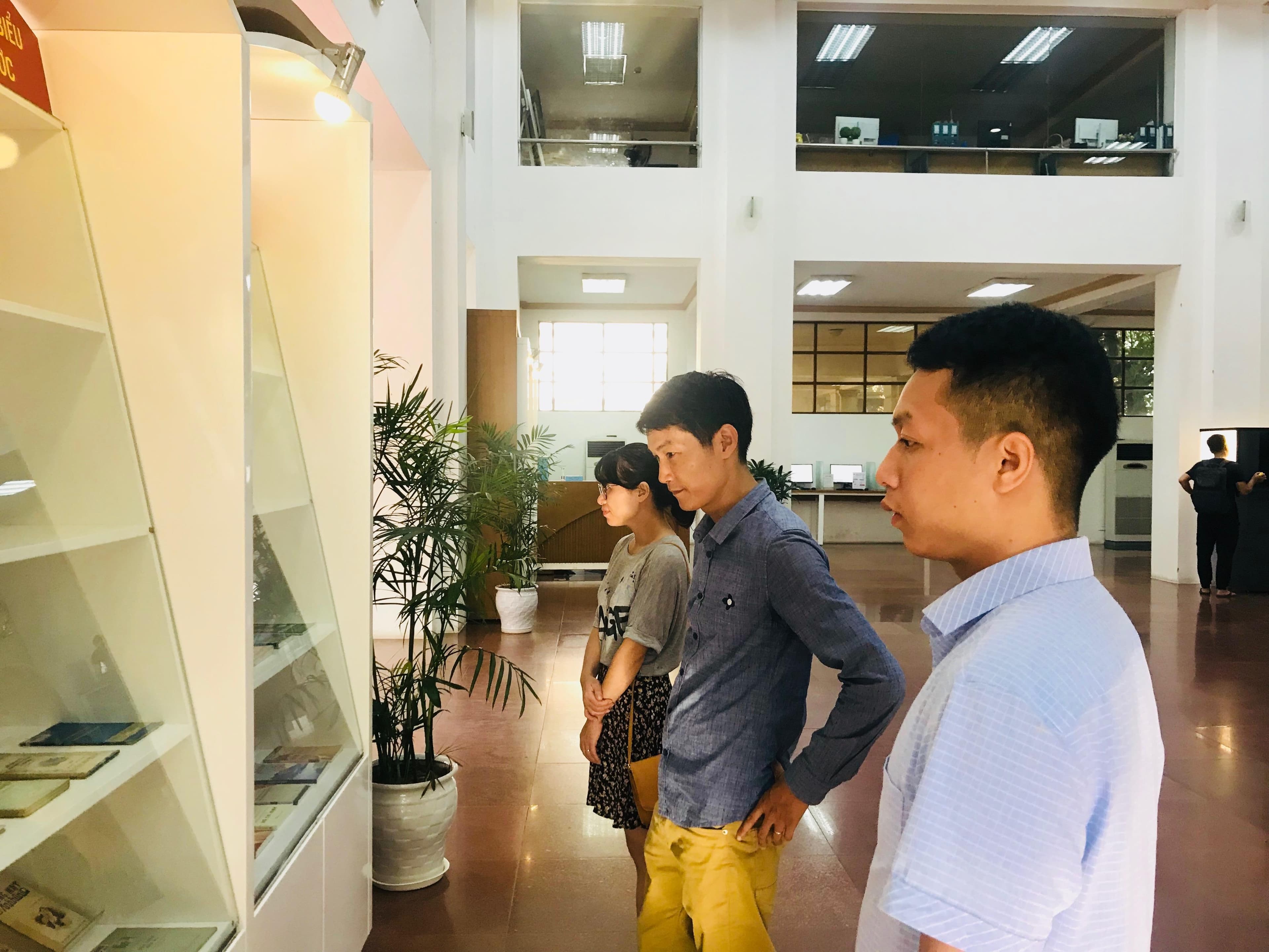 Tìm hiểu gương anh hùng qua những trang sách