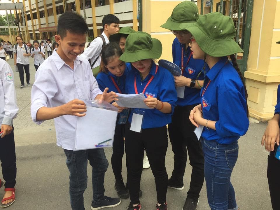 Khi sĩ tử cần, sinh viên tình nguyện sẵn sàng tiếp sức