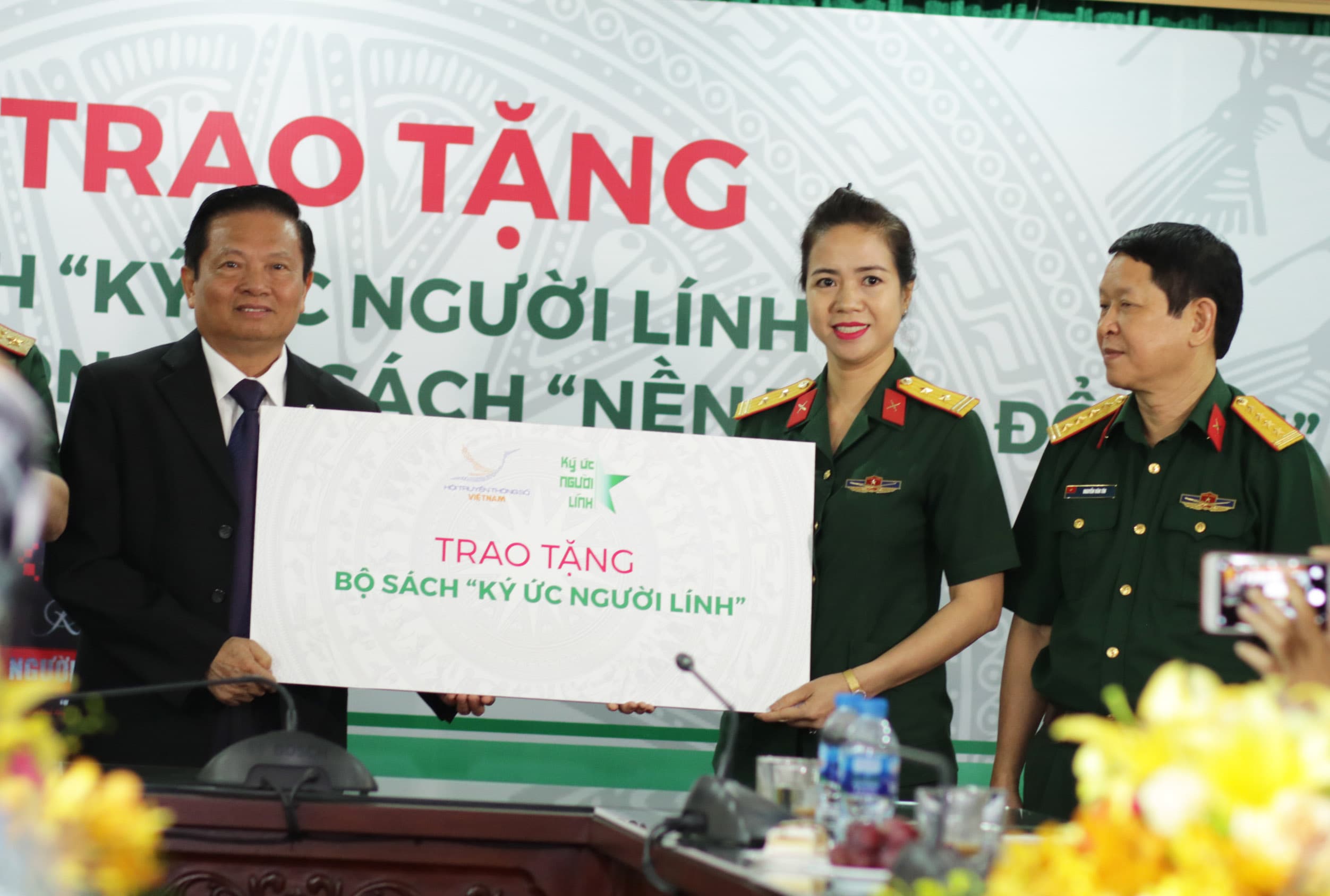 Nhiều tổ chức trao tặng sách cho Thư viện Quân đội