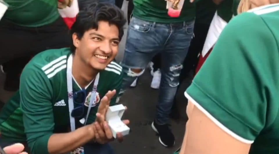 Fan Mexico cầu hôn bạn gái sau khi đội nhà thắng Đức ở trận ra quân