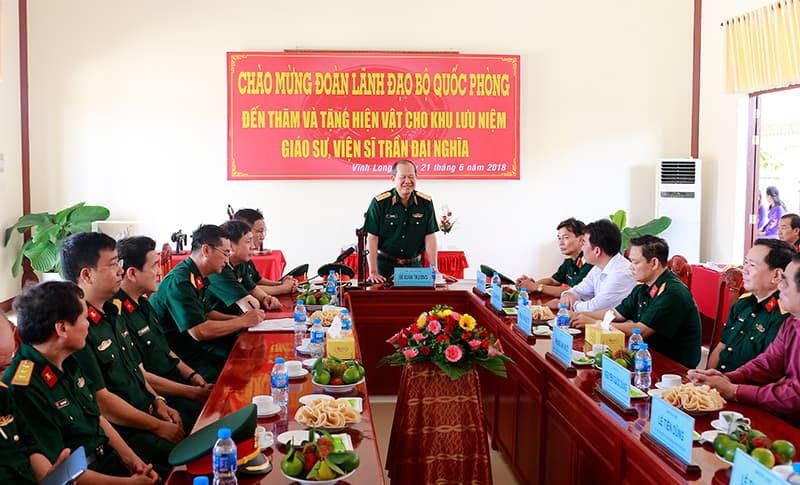 Thượng tướng Bế Xuân Trường thăm và tặng hiện vật Khu lưu niệm Giáo sư Trần Đại Nghĩa