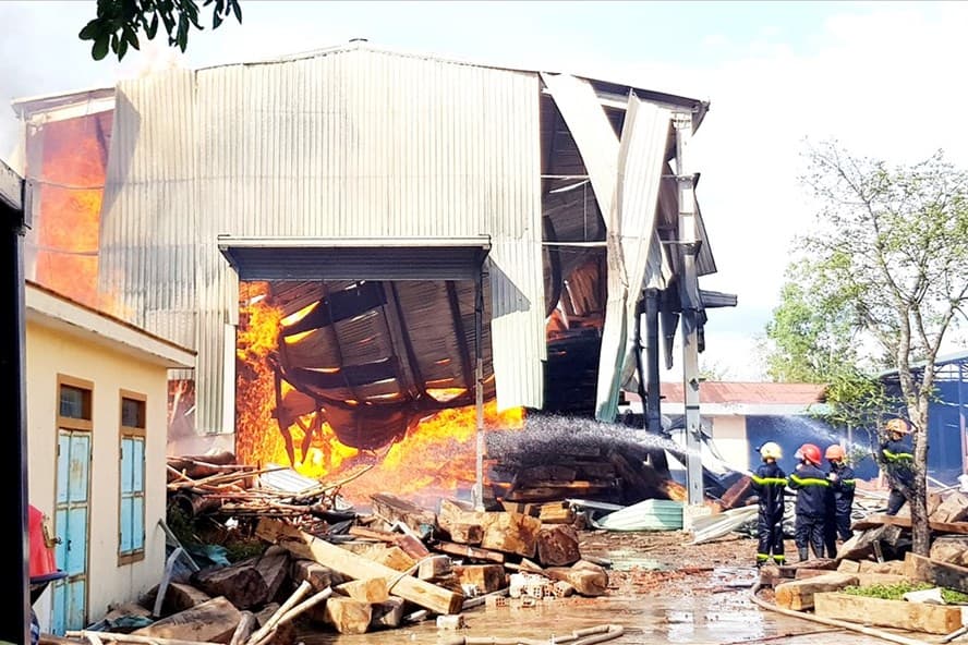 Cháy lớn tại kho gỗ ở huyện Bố Trạch, Quảng Bình