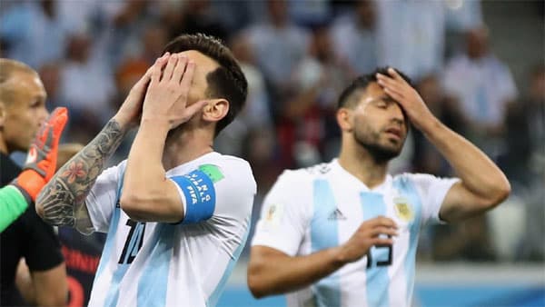 Ai chơi bóng cùng Messi?