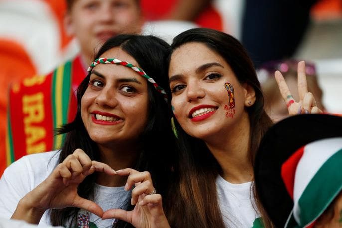 CĐV Iran khoe sắc