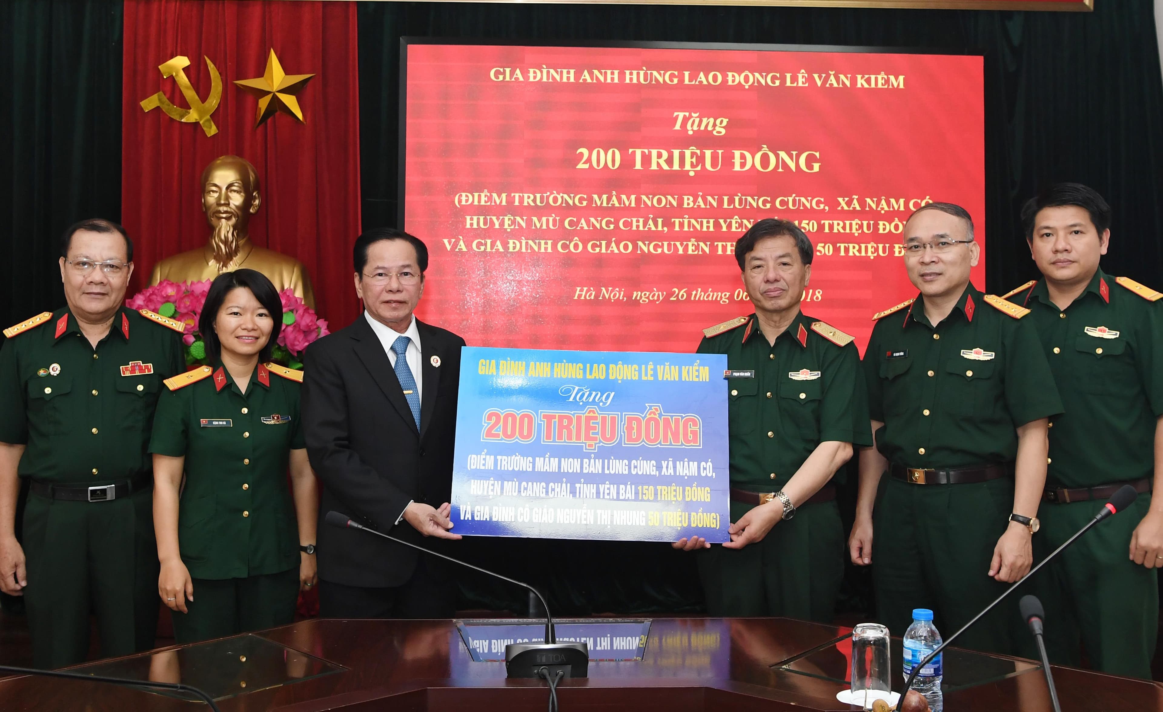 Tiếp nhận kinh phí ủng hộ người dân vùng lũ và các đơn vị, cá nhân có hoàn cảnh khó khăn