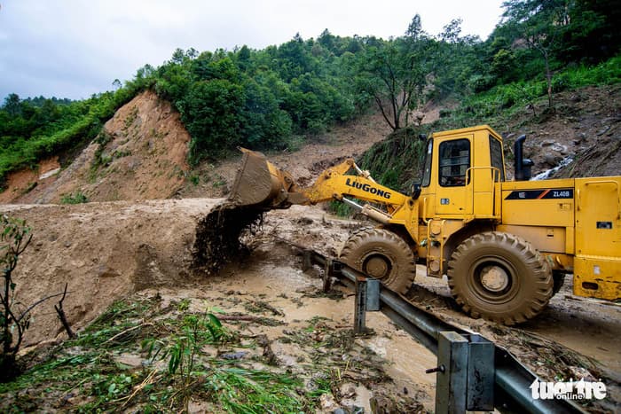 Sạt lở đất đá gây ách tắc giao thông nghiêm trọng trên Quốc lộ 4D tại Lào Cai