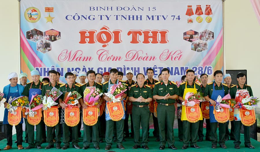 Ấm cúng mâm cơm đoàn kết của người lao động Công ty 74