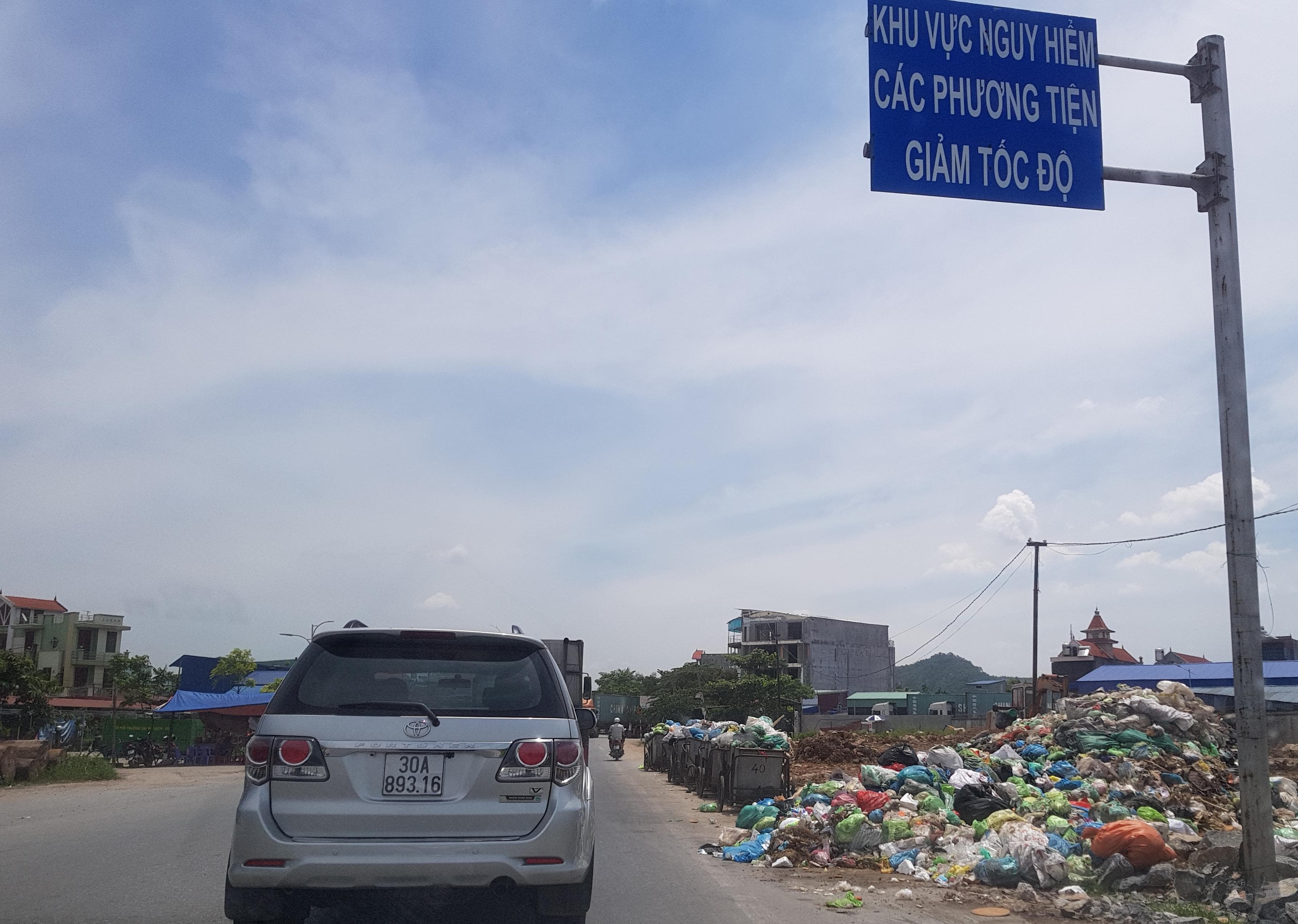 Rác thải tràn xuống lòng đường