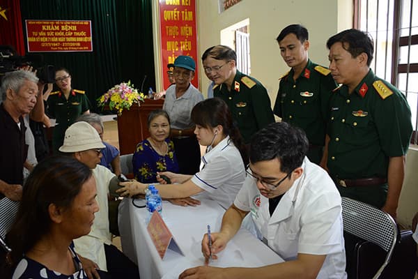 Khám bệnh, cấp thuốc miễn phí cho gần 2.000 đối tượng chính sách