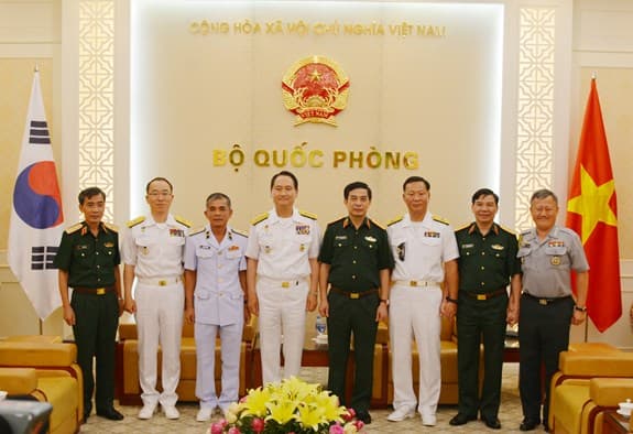 Thượng tướng Phan Văn Giang tiếp Tham mưu trưởng Hải quân Hàn Quốc
