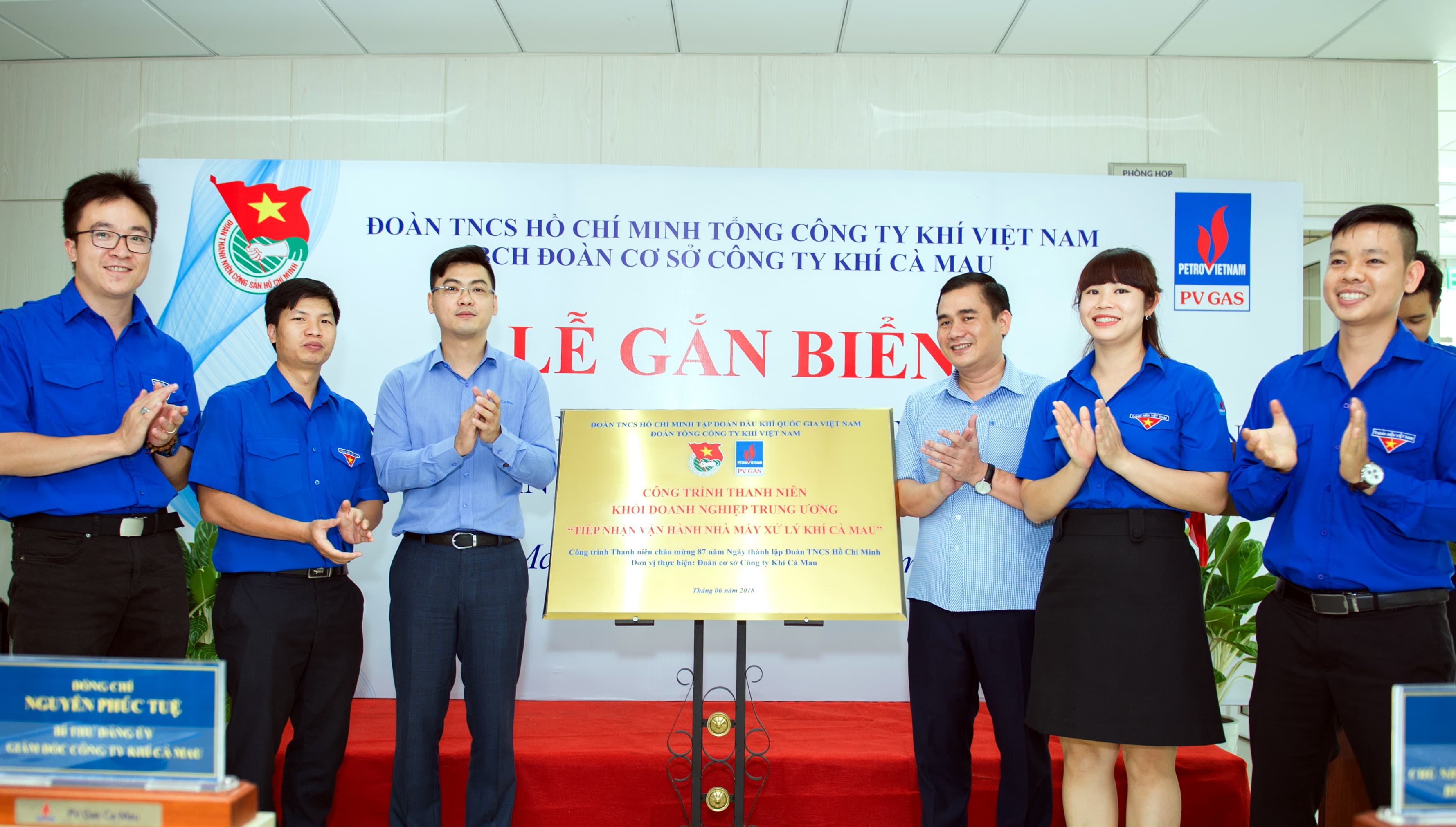 Gắn biển công trình thanh niên “Tiếp nhận vận hành nhà máy xử lý khí Cà Mau”