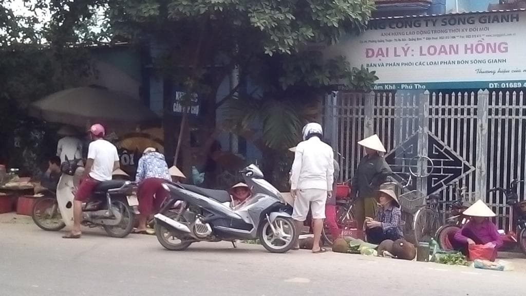 Họp chợ trước cổng trường học