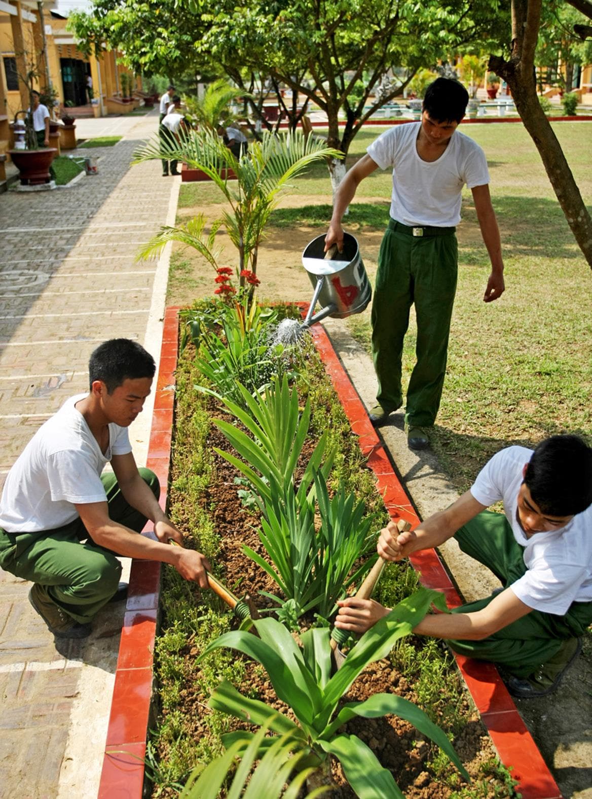 Nét đẹp sau giờ huấn luyện của chiến sĩ trẻ