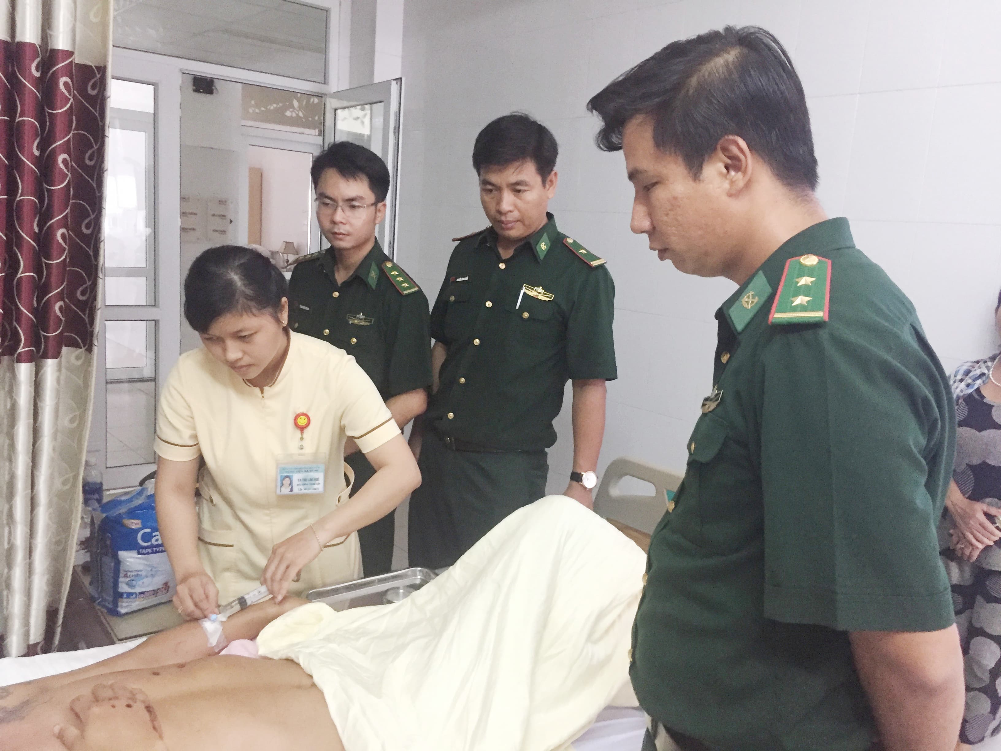 Bộ đội Biên phòng Đà Nẵng thăm du khách nước ngoài gặp nạn