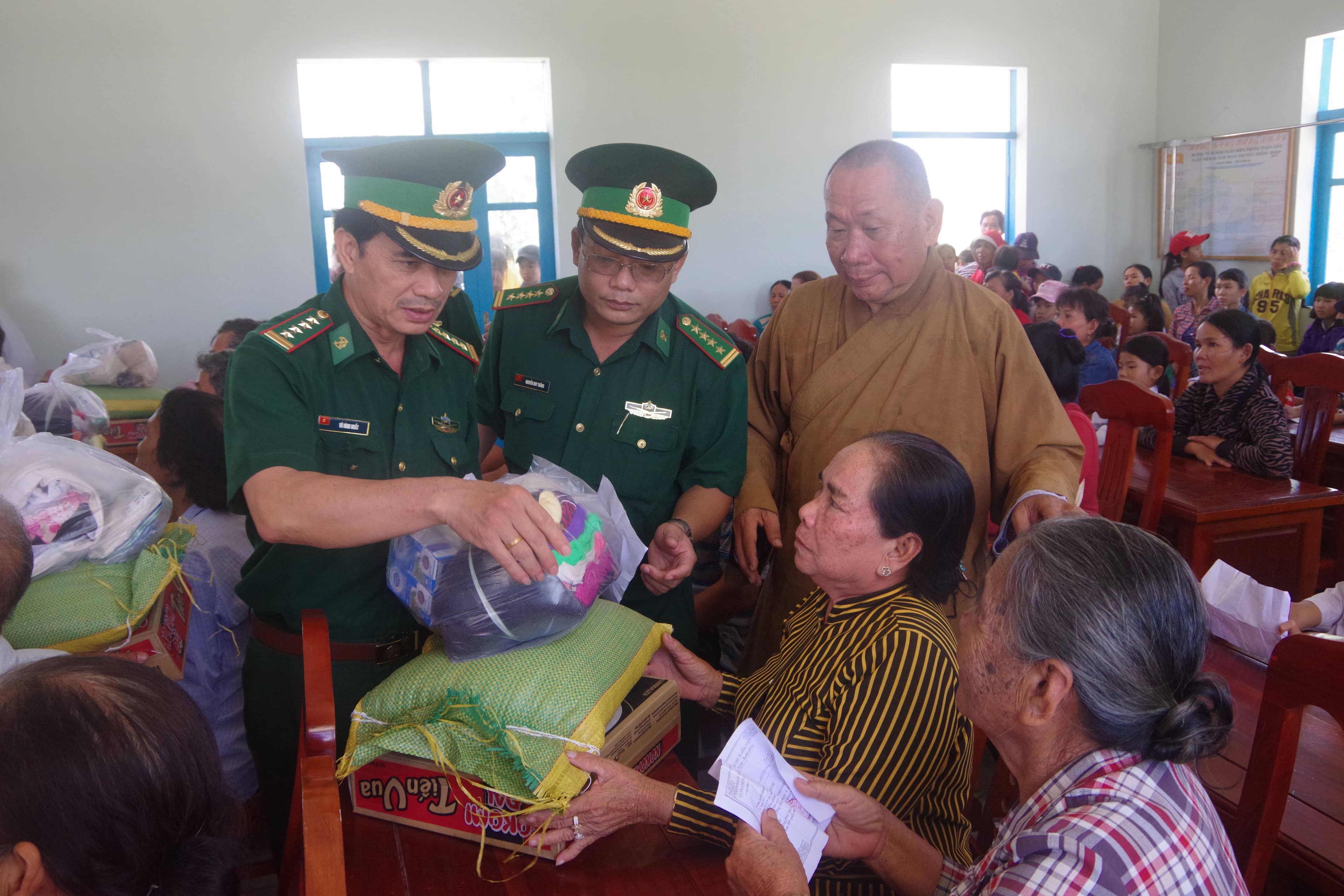 Khám chữa bệnh miễn phí và trao quà tặng người dân nghèo tỉnh Ninh Thuận