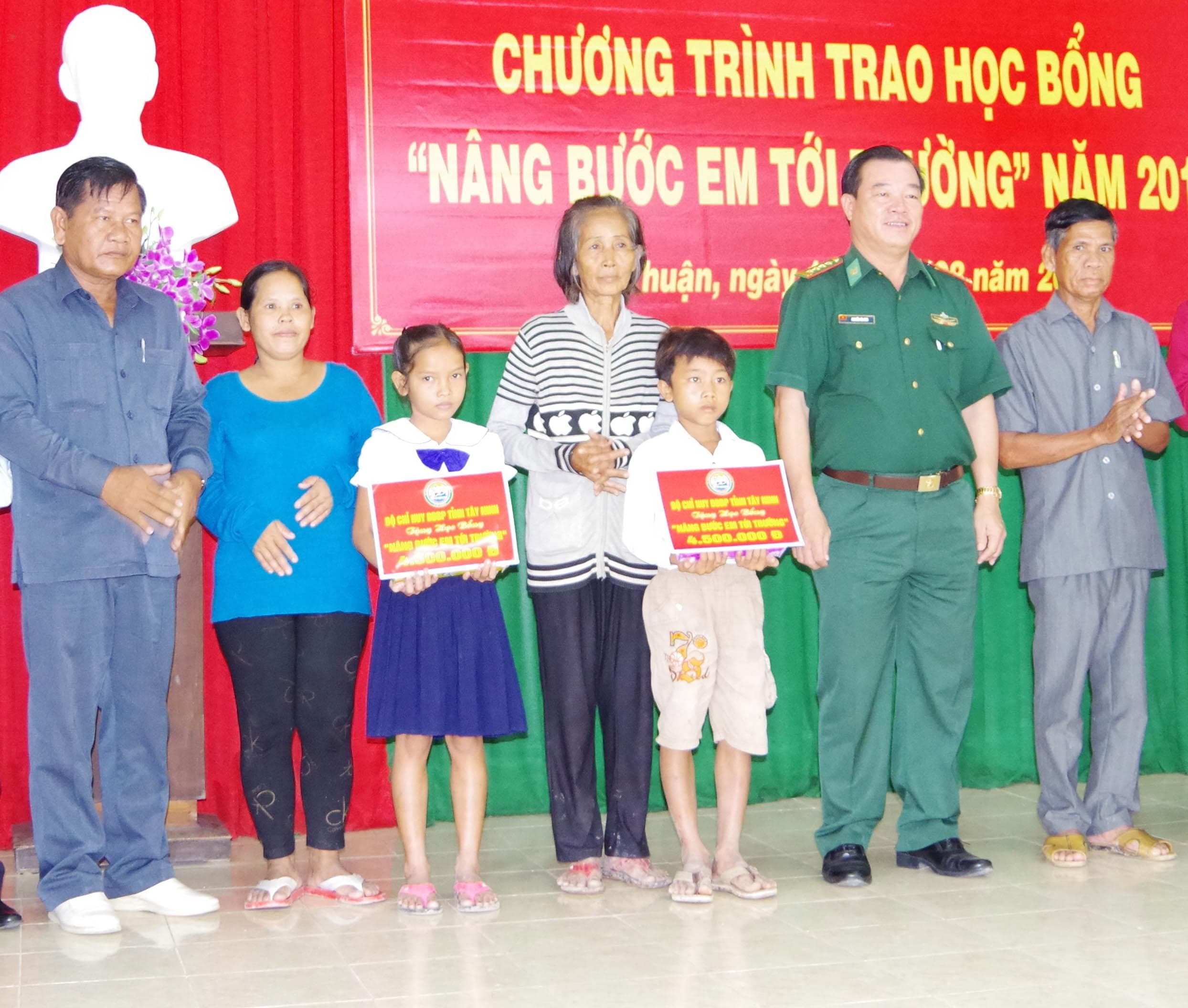 Dựa vào dân gìn giữ đường biên