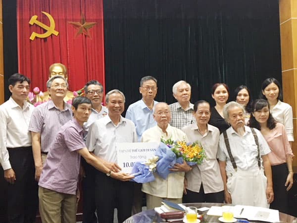 Tạp chí Thế giới Di sản trao quà cho Quỹ tri ân của Nhà tù Hỏa Lò
