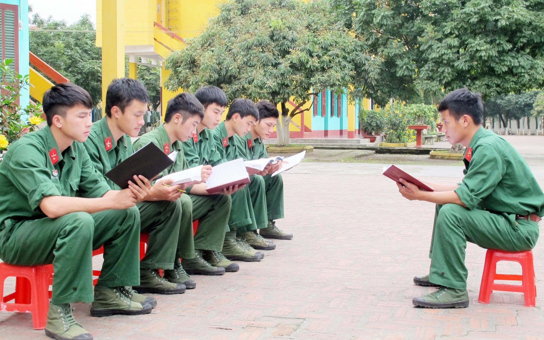 Đề cao trách nhiệm của cán bộ trong nắm và quản lý tư tưởng