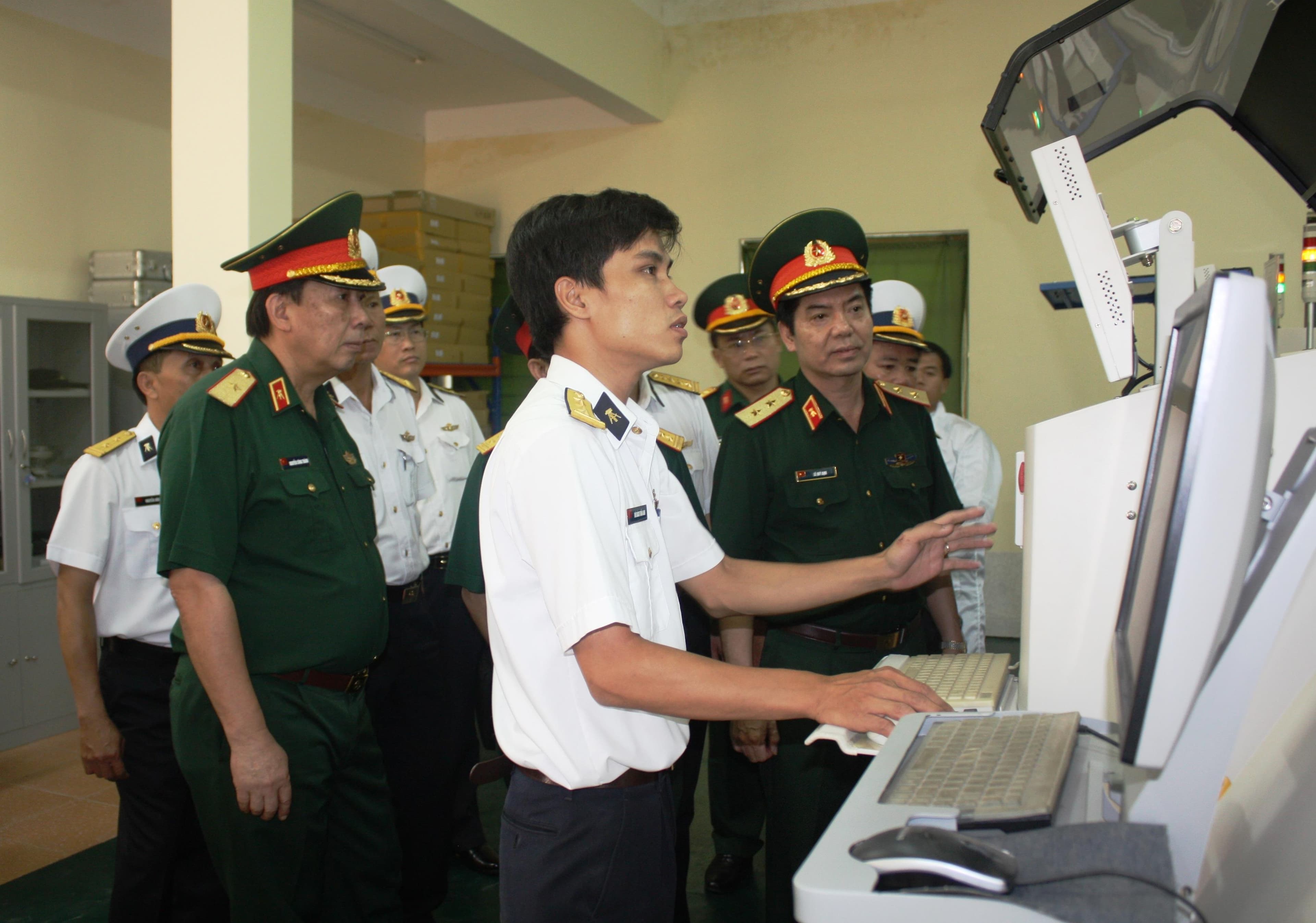 Nỗ lực làm chủ sửa chữa, đồng bộ khí tài điện tử