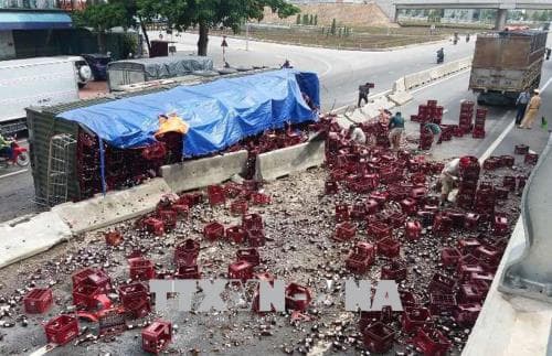 Thanh Hóa: Xe đầu kéo bị lật khiến hàng trăm két bia rơi xuống Quốc lộ 1A