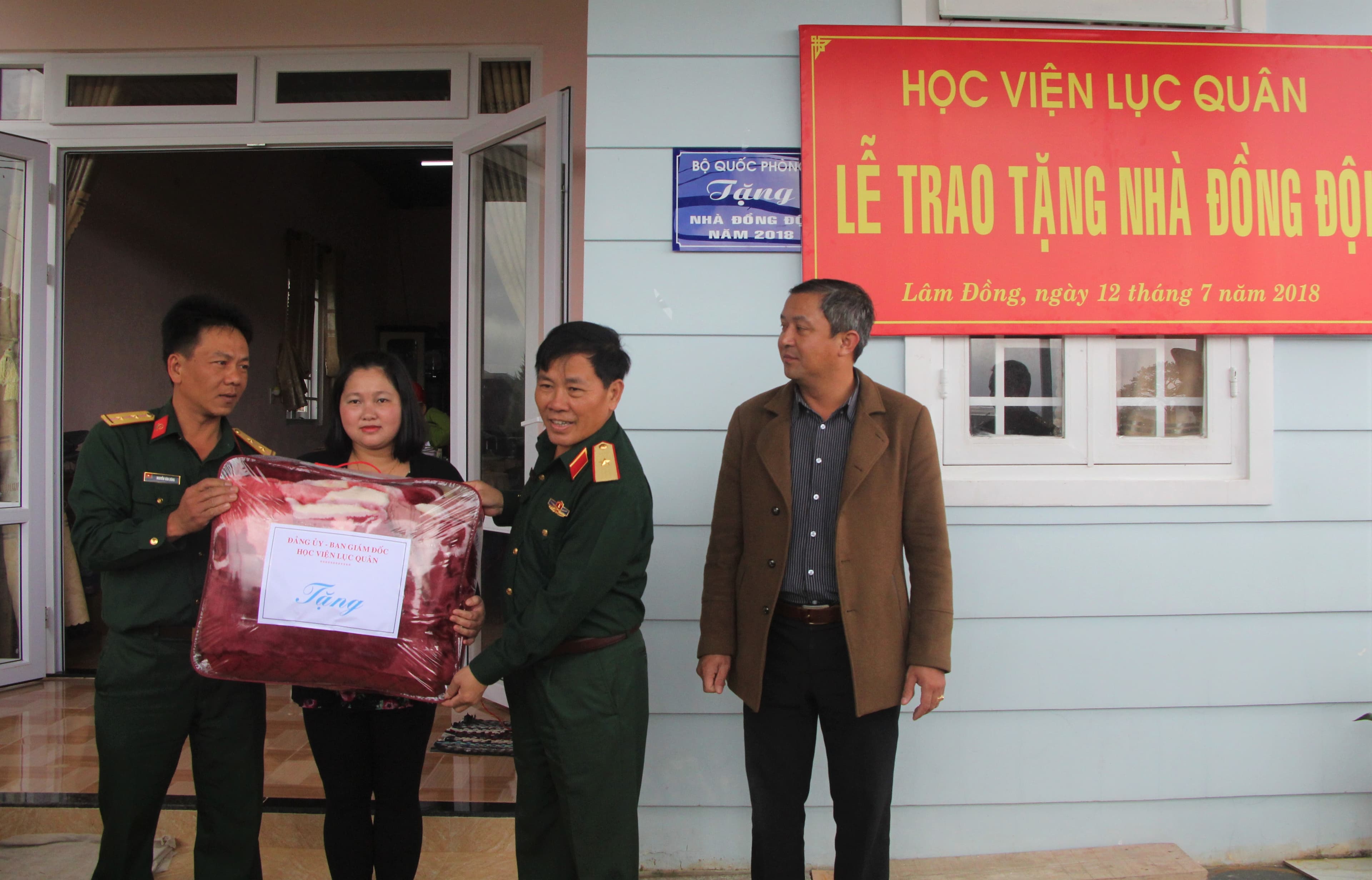 Học viện Lục quân trao tặng “Nhà đồng đội”