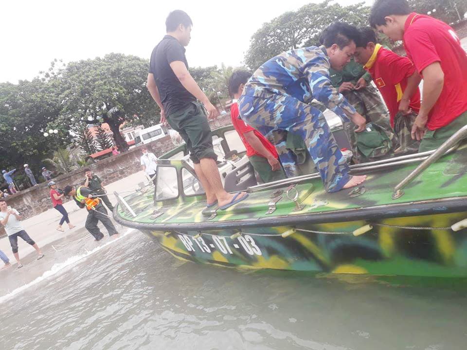 Sóng đánh chìm tàu cá, 2 thuyền viên mất tích