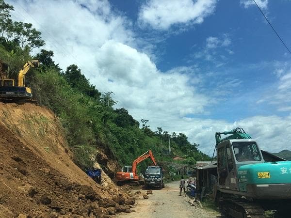 Khai thác đất trái phép trên hành lang đường bộ
