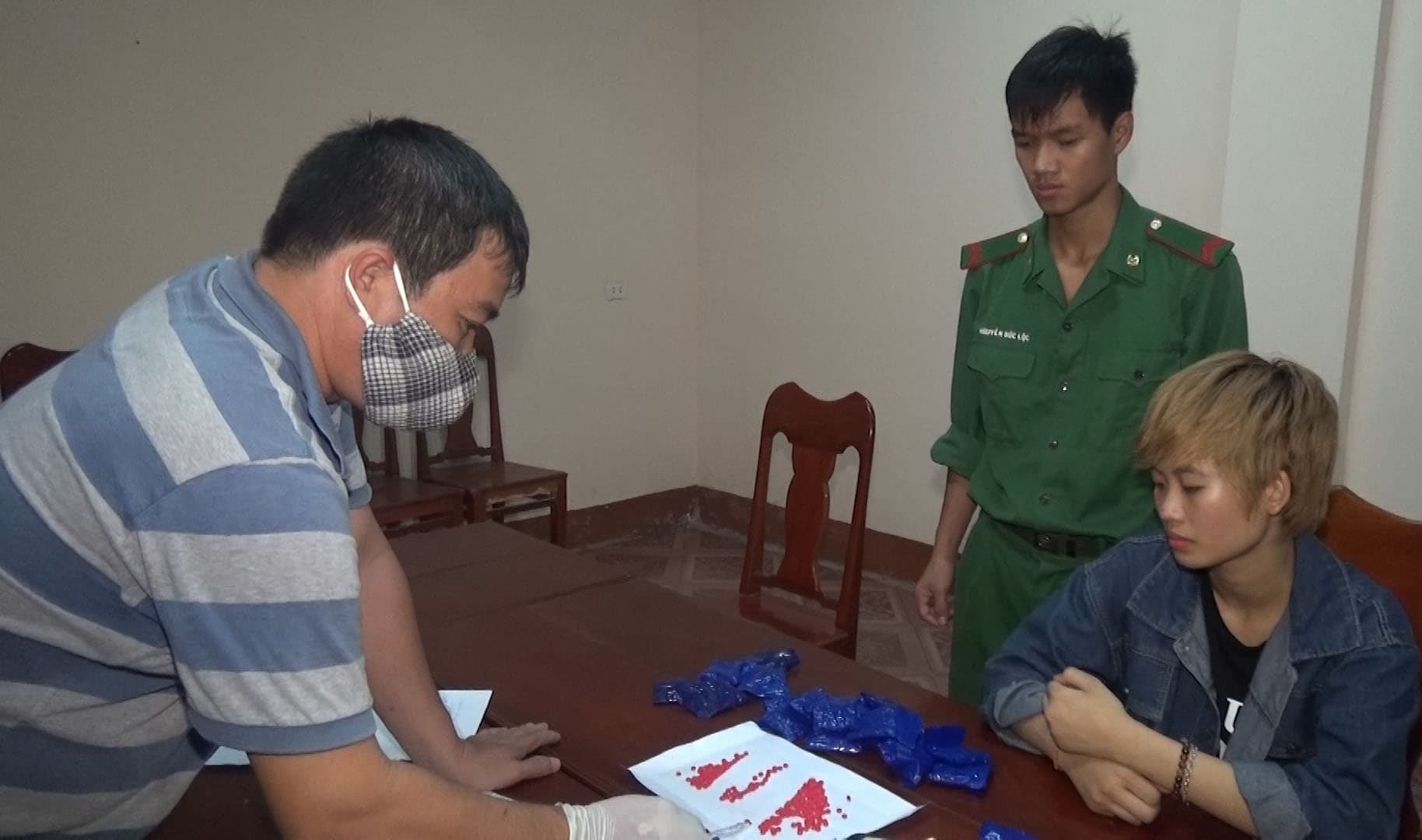 Quảng Trị: Bắt giữ “nữ quái” vận chuyển hơn 4.000 viên ma tuý tổng hợp
