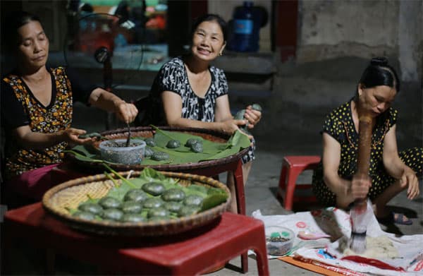 Bánh dày lá ngải ấm mãi tình quê
