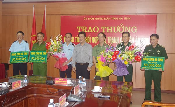 Lãnh đạo tỉnh Hà Tĩnh khen thưởng ban chuyên án triệt phá đường dây vận chuyển ma túy "khủng"