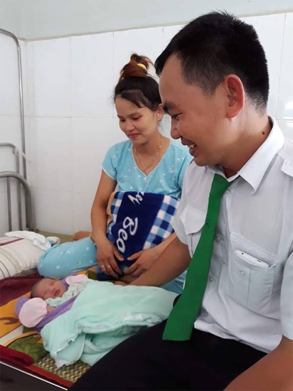 Lái xe Mai Linh nhanh ý, kịp thời đỡ đẻ an toàn cho sản phụ ngay trên xe taxi