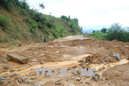 Kon Tum: Sạt lở nghiêm trọng, hàng chục nghìn mét khối đất, đá tràn xuống tỉnh lộ 674