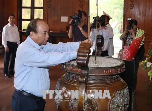 Thủ tướng Nguyễn Xuân Phúc dâng hương tại Khu Di tích Kim Liên