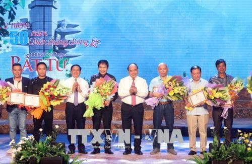 Thủ tướng Nguyễn Xuân Phúc tham dự Chương trình "Những đóa hoa bất tử"