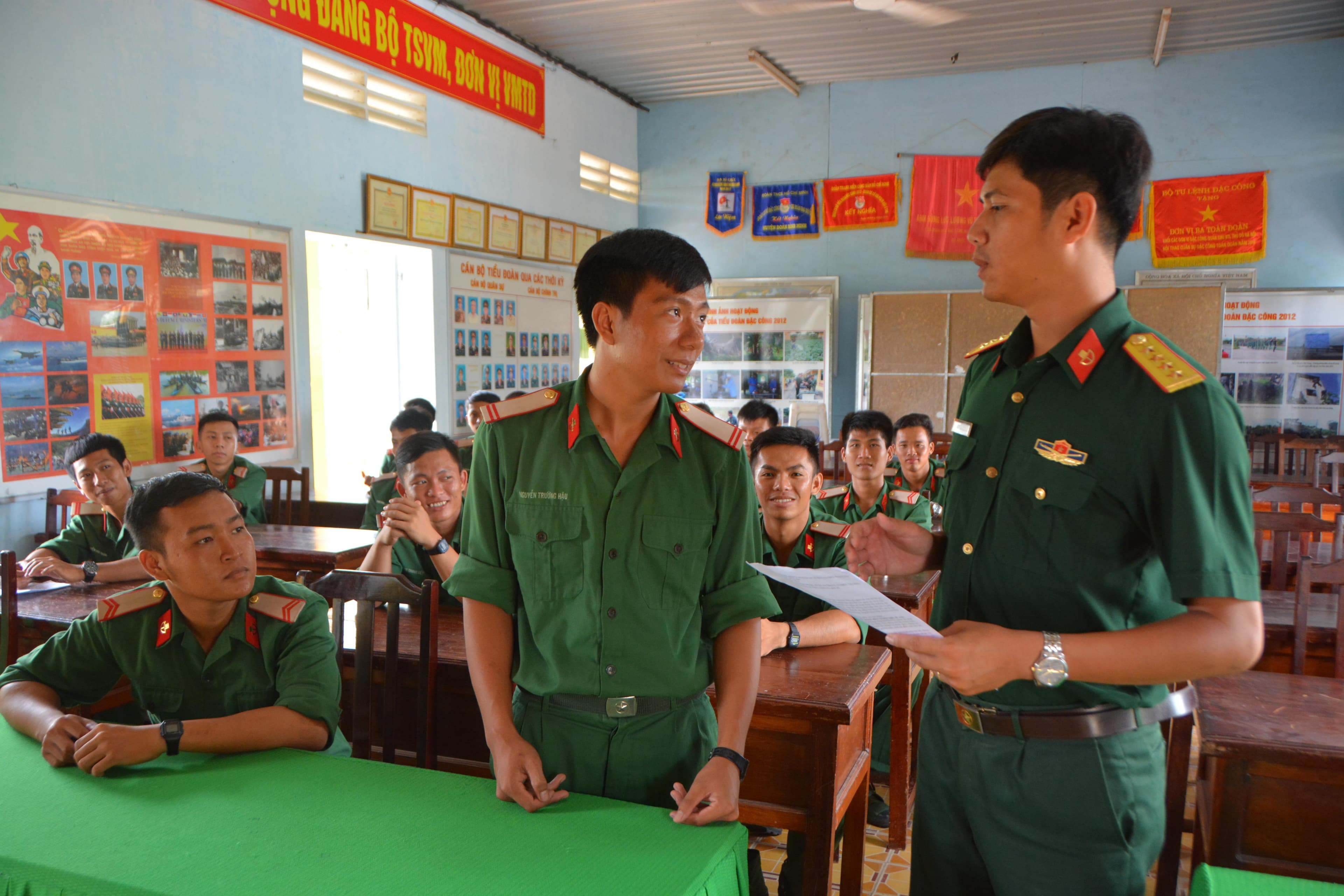 Cán bộ nêu gương "Nói không với thuốc lá"